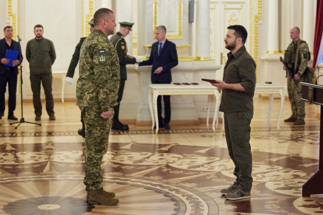 Зеленский с начала президентства доверил военные решения генералам
