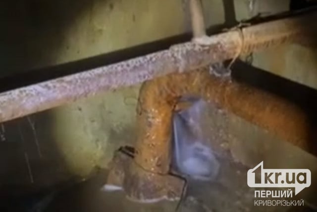В доме Кривого Рога разрушается фундамент из-за постоянных порывов труб