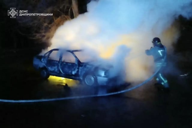 В Днепропетровской области ночью загорелся легковой автомобиль