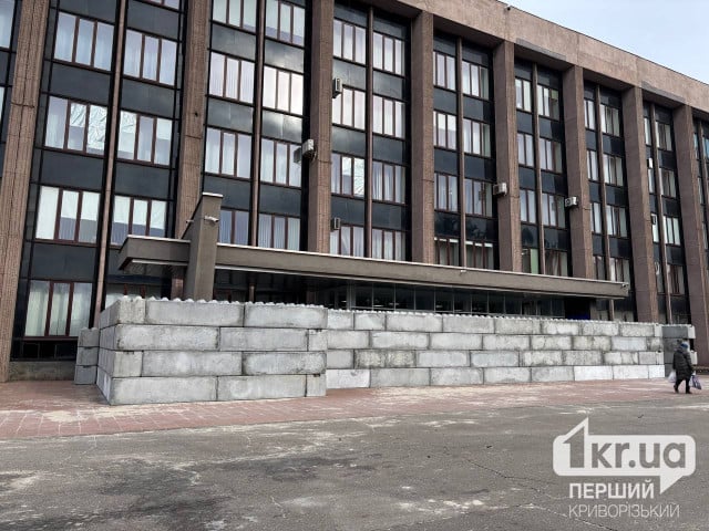 Вход в горсовет Кривого Рога закрыли бетонной конструкцией