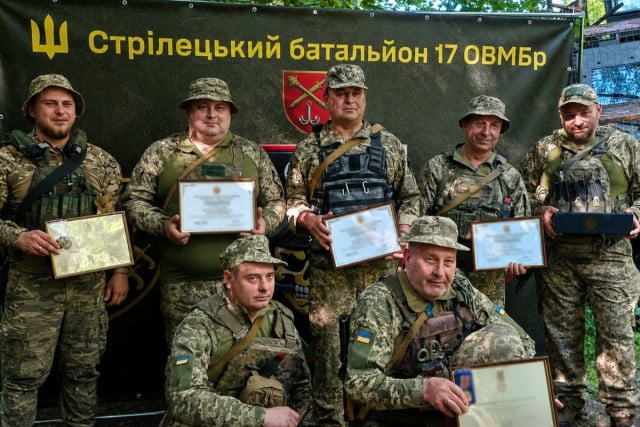 Военнослужащих 17-й ОВМБр наградили за мужество и боевые заслуги