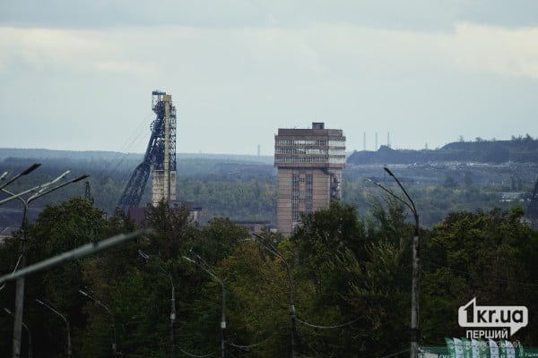 Промышленные предприятия Кривого Рога на фоне городского ландшафта