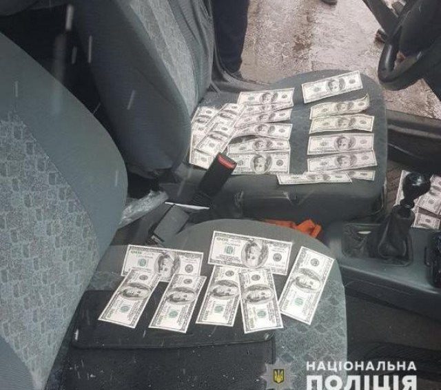 На получении 10 000 долларов взятки задержали главу теробщины в Днепропетровской области