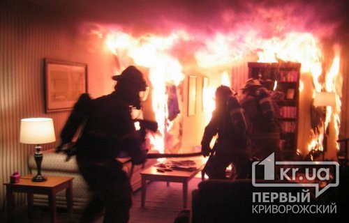 Из пылающего дома криворожские пожарные спасли двоих пенсионеров