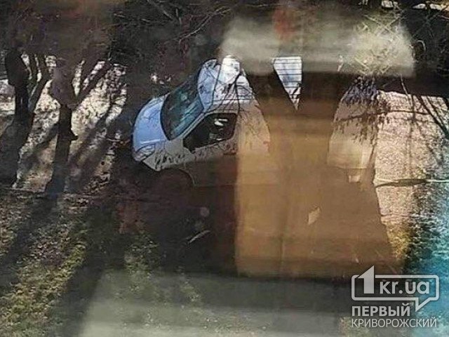 В Кривом Роге горожане неделю смотрели, как машины «тонут» в грязи, но в водоканал не звонили