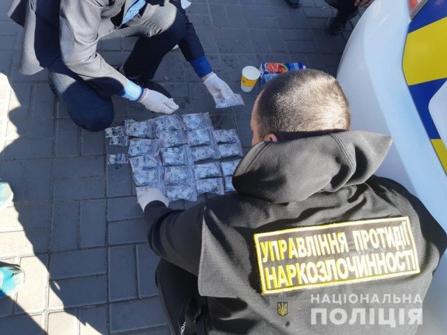 Почти 1000 доз: криворожские полисмены задержали мужчину, который хотел продать крупную партию наркотиков