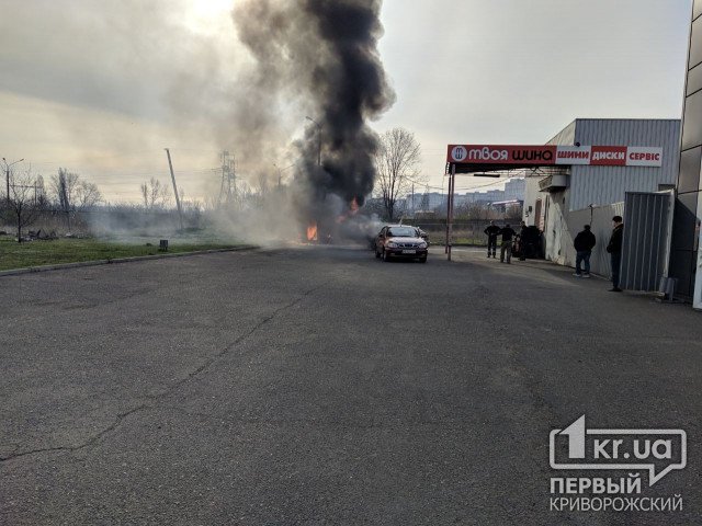 В Кривом Роге возле ТРЦ загорелся туалет, огонь перебросился на машину