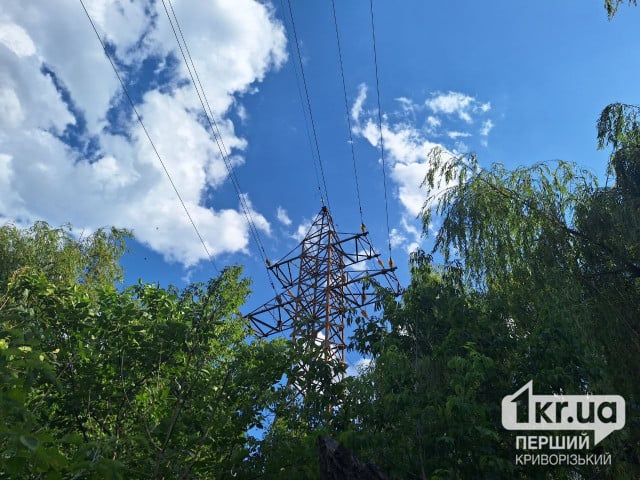 За двое суток энергетики вернули свет в 2 тысячи домов на юге Днепропетровщины