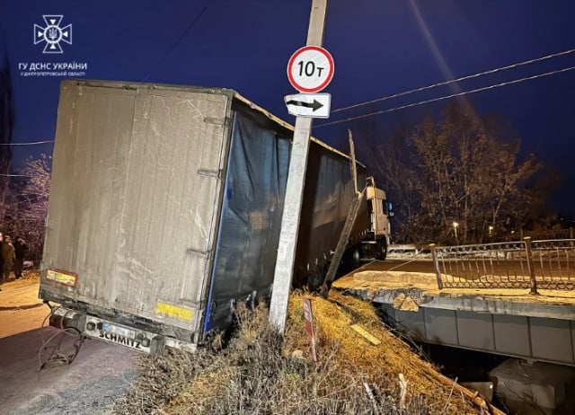 В Днепре из-за грузовика, перекрывшего движение по автодороге, образовалась 5-километровая пробка (ВИДЕО)